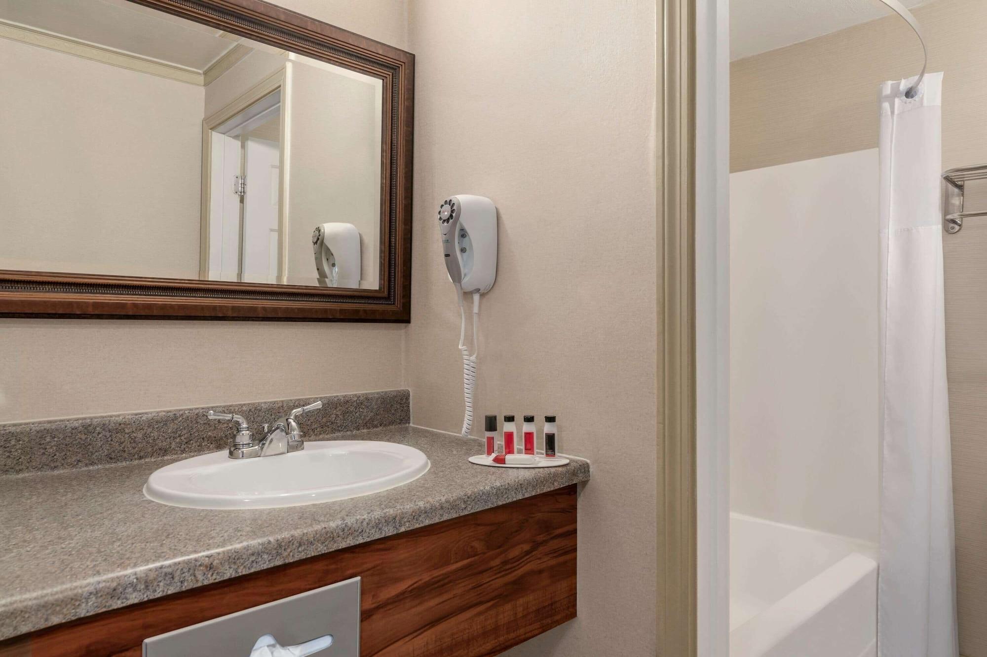Days Inn By Wyndham Airport/Maine Mall South Portland Zewnętrze zdjęcie